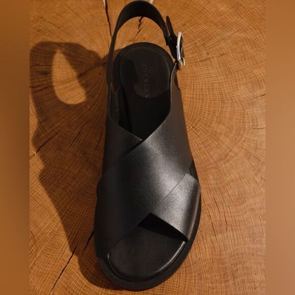 Everlane The City Crossover Sandal in black - Picture 5 of 12